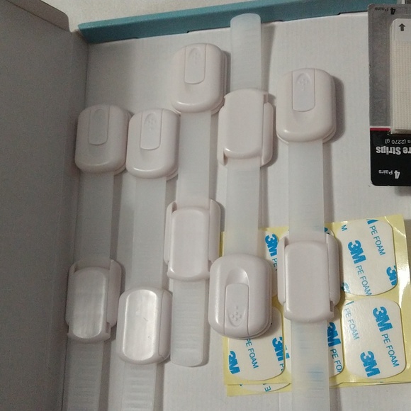 Four Kiddie's 5 Cabinet Strap Locks - Picture 3 of 8